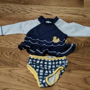 Le top duck swim suit 6 mo